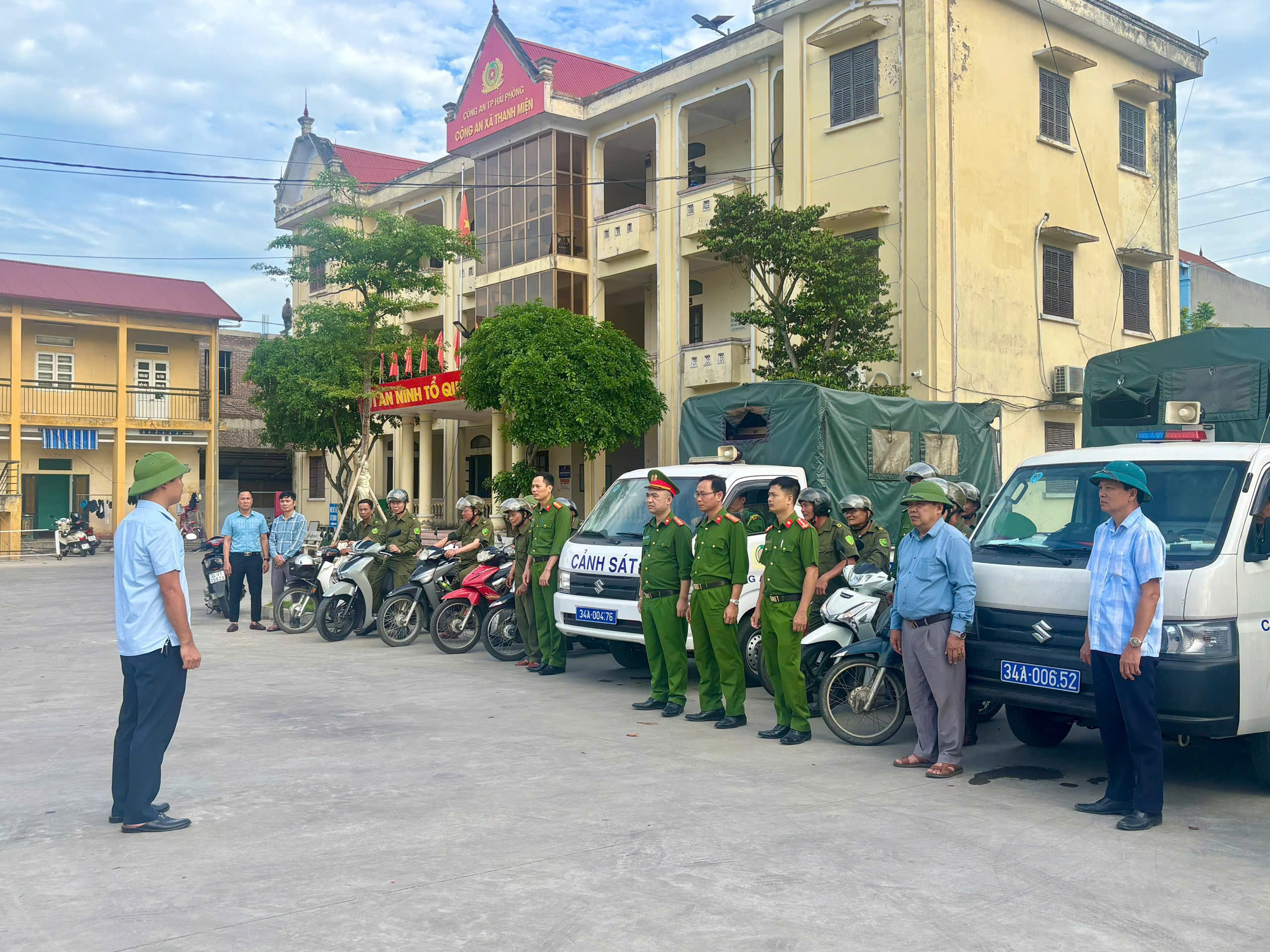 Công an xã Thanh Miện ra quân giải tỏa hành lang an toàn giao thông